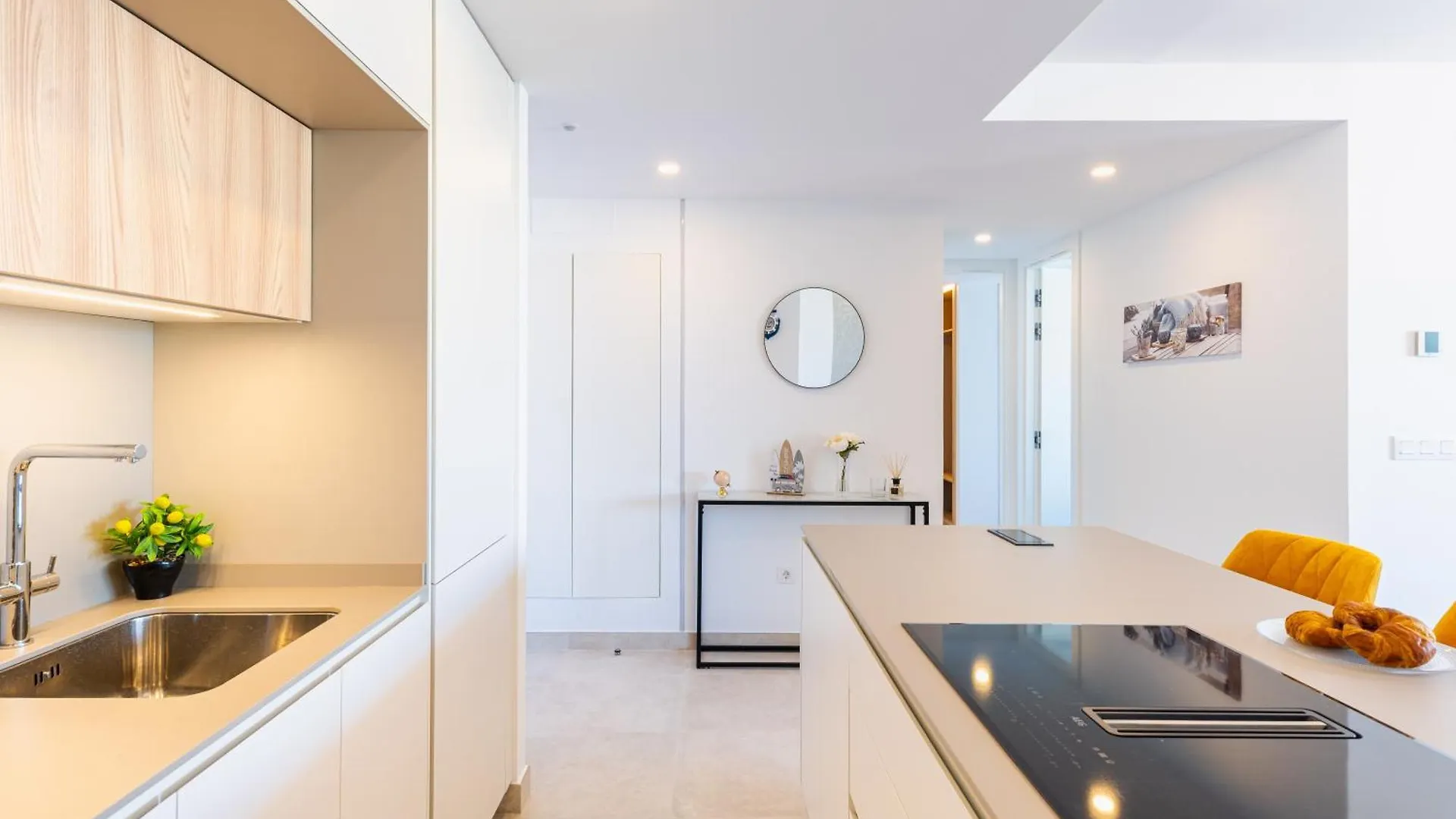 Apartment Jade Luxury Home In A Brand New Exclusive Complex With Mountain And Seaview, 100 Metres From Fuengirola Beach, Free Private Parking