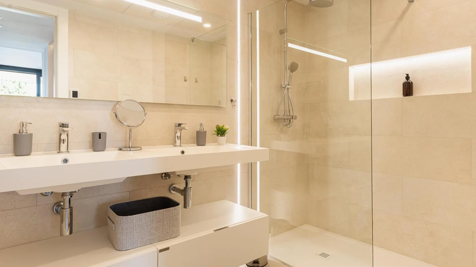 Jade Luxury Home In A Brand New Exclusive Complex With Mountain And Seaview, 100 Metres From Fuengirola Beach, Free Private Parking