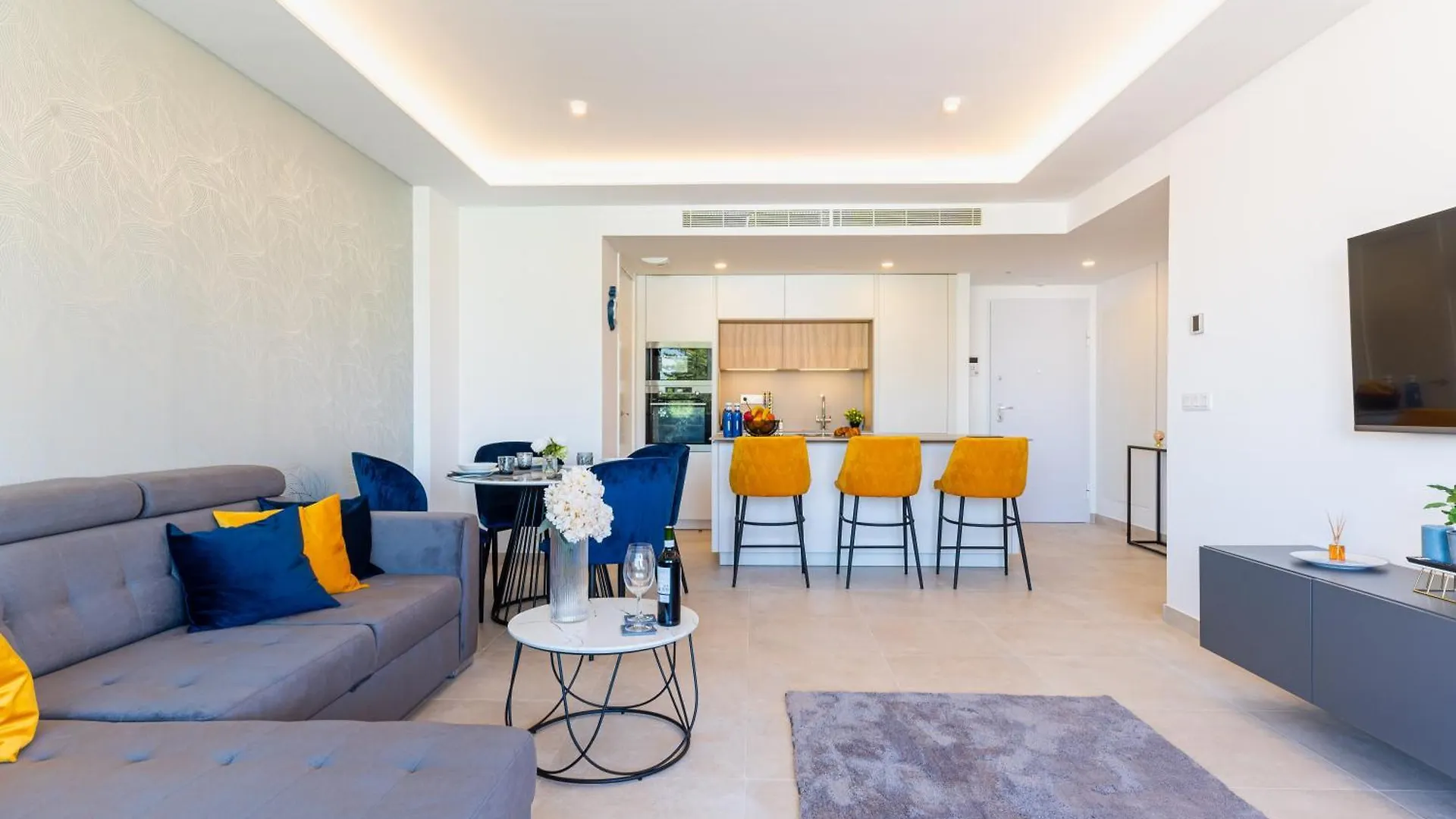 Jade Luxury Home In A Brand New Exclusive Complex With Mountain And Seaview, 100 Metres From Fuengirola Beach, Free Private Parking Apartment